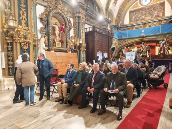 Asistentes sentados en un evento de Semana Santa en Salamanca