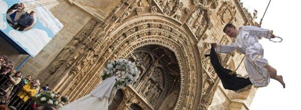 Celebración de la Semana Santa en Castilla y León con un niño vestido de ángel