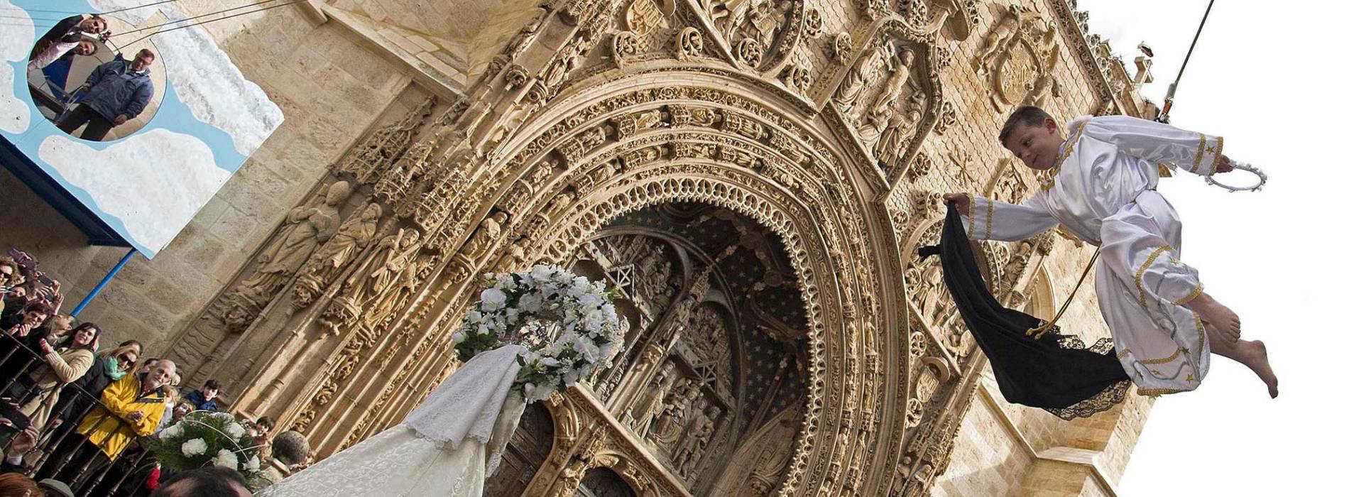 Celebración de la Semana Santa en Castilla y León con un niño vestido de ángel