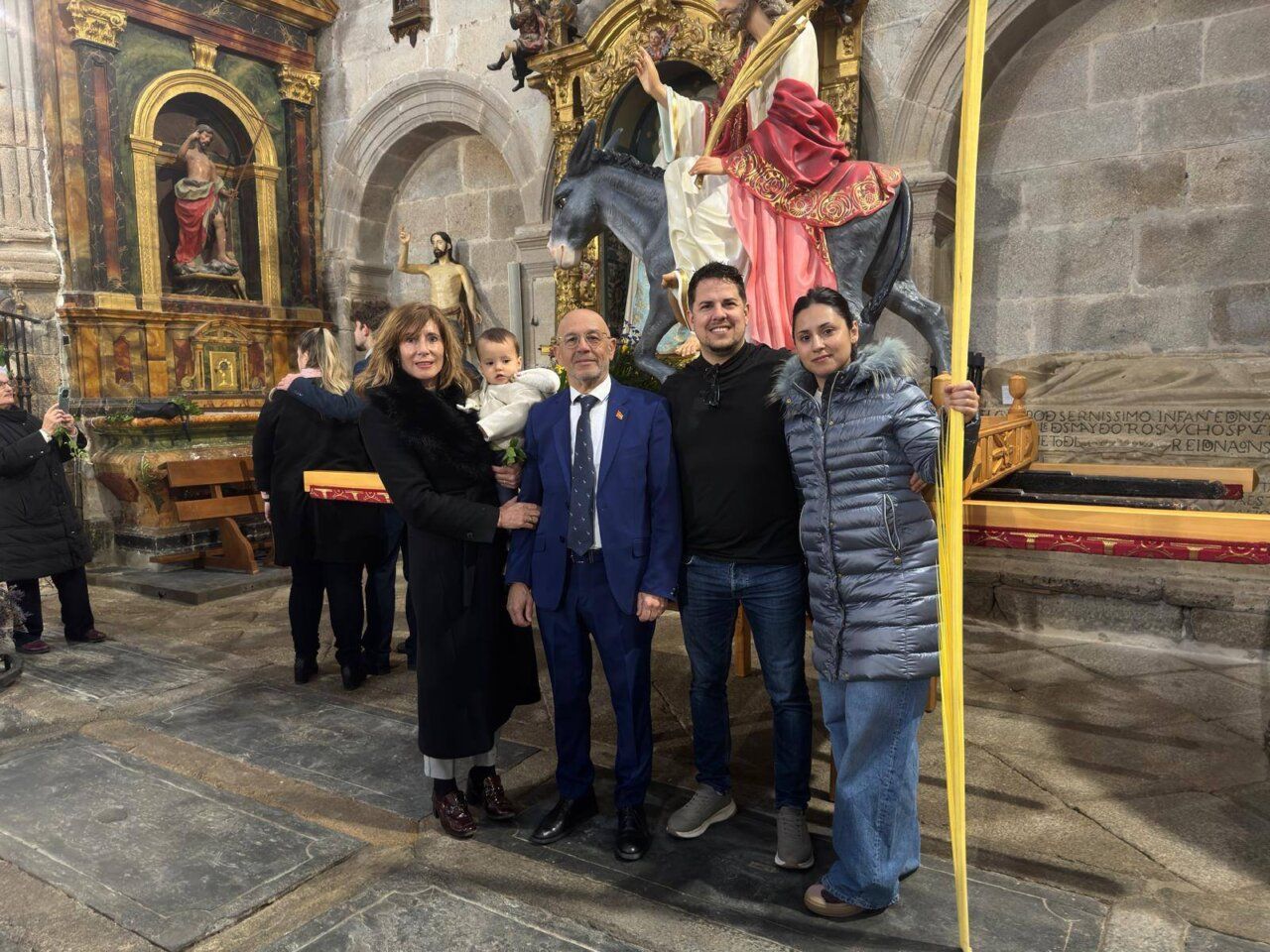 Familia posando durante la Semana Santa en Ledesma
