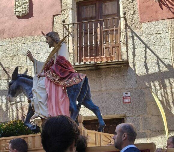 Procesión de la Borriquilla en la Semana Santa de Ledesma con un grupo de personas
