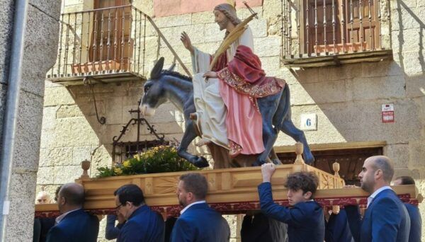 Procesión de Semana Santa en Ledesma con un grupo de personas cargando un paso