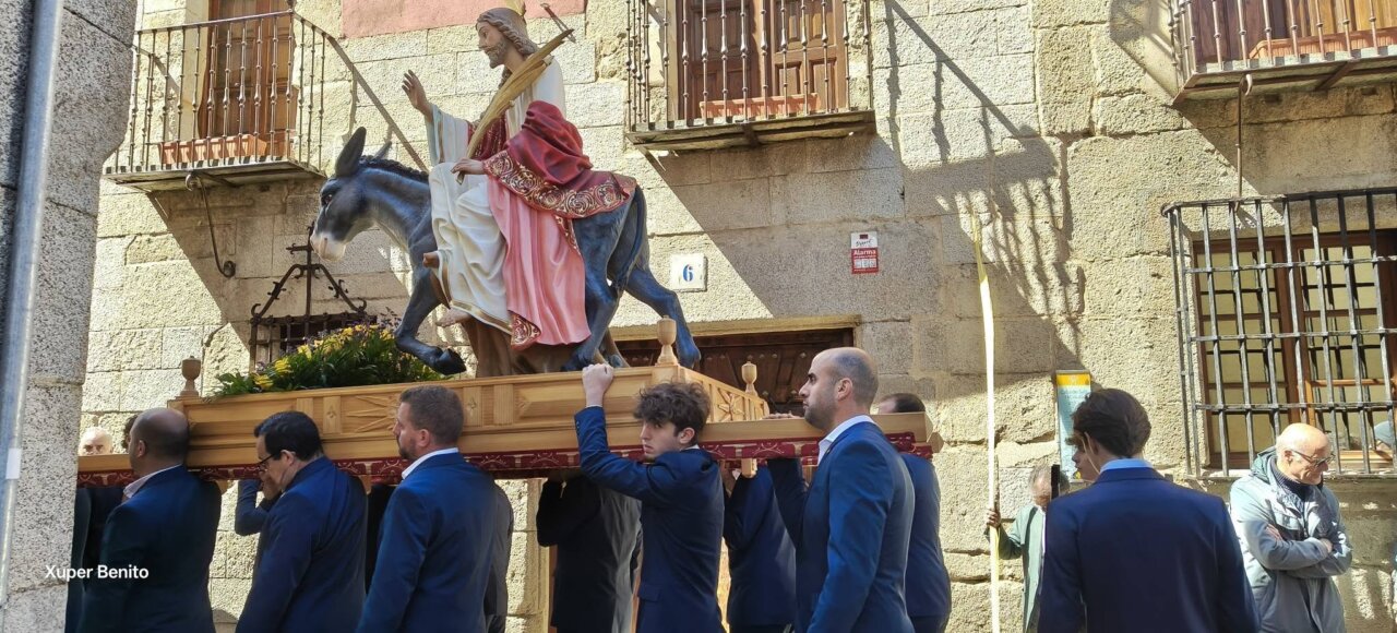 Procesión de Semana Santa en Ledesma con un grupo de personas cargando un paso