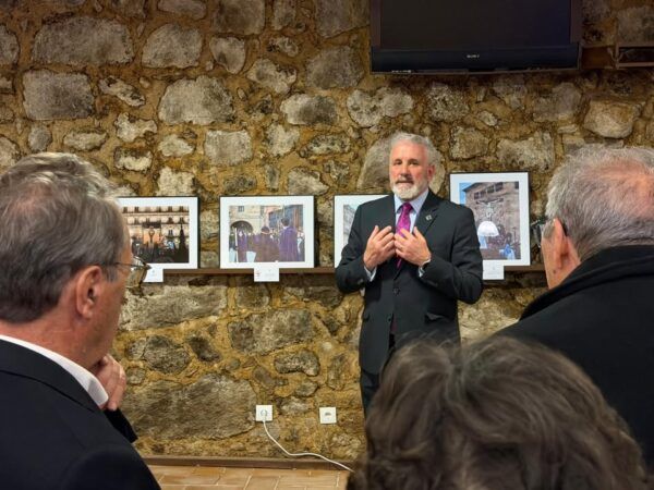 Presentación de la Semana Santa de Salamanca en Portugal con asistentes interesados