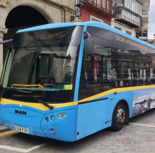 Autobús urbano de Béjar estacionado en la ciudad