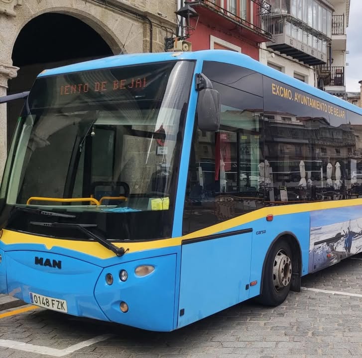 Autobús urbano de Béjar estacionado en la ciudad