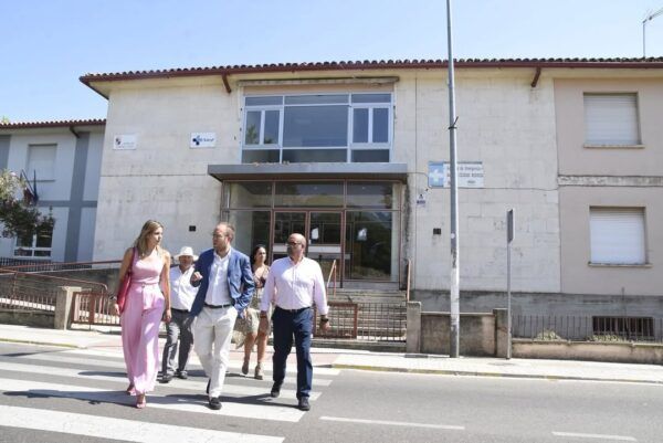 Grupo de personas caminando frente a un edificio en Ciudad Rodrigo