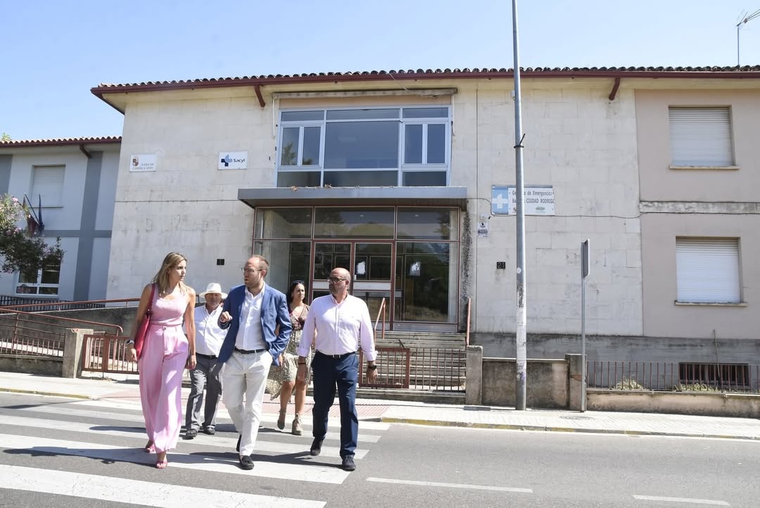 Grupo de personas caminando frente a un edificio en Ciudad Rodrigo