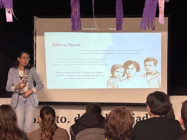 Presentadora en taller sobre contribuciones de mujeres en la ciencia