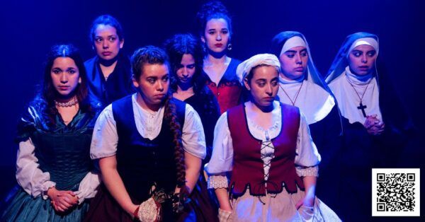 Actrices en escena durante la representación teatral homenaje a mujeres