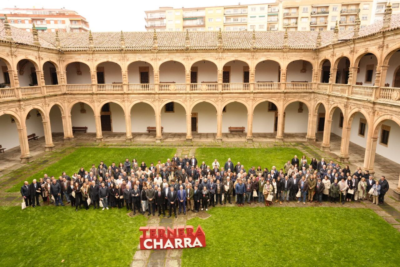 Grupo de personas en evento de Ternera Charra en un patio