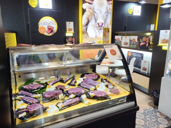 Exhibición de carne de ternera charra en un mostrador