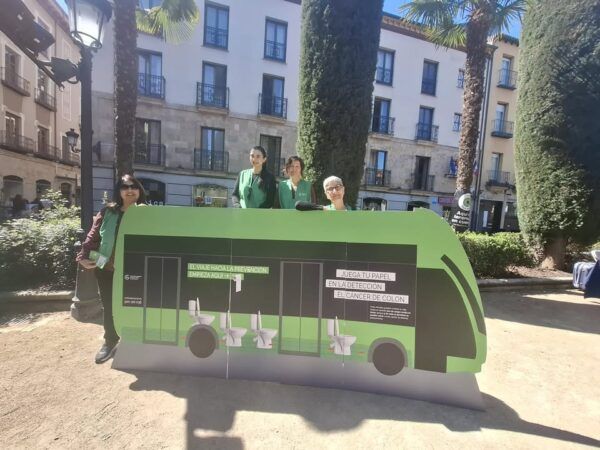 Begoña y voluntarias en evento sobre cáncer de colon
