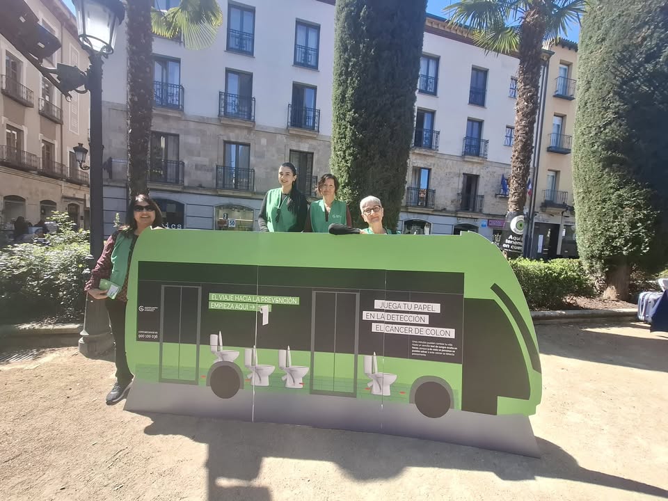 Begoña y voluntarias en evento sobre cáncer de colon