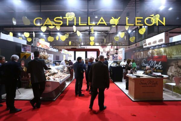 Stand de Tierra de Sabor en Alimentaria Barcelona con productos de Castilla y León
