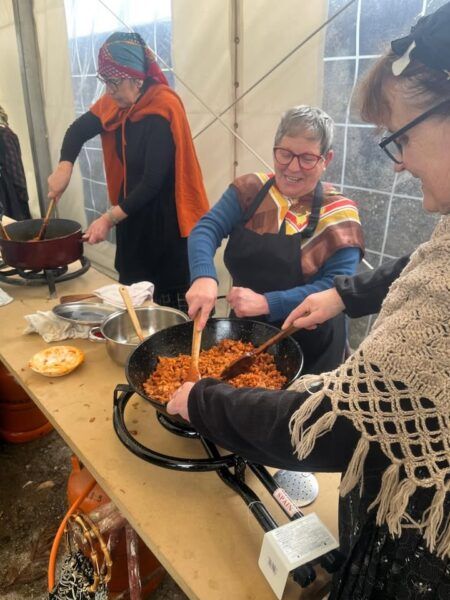 Mujeres cocinando en una celebración de matanzas en Salamanca