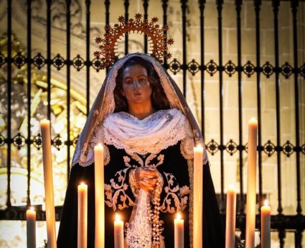 Virgen de la Soledad rodeada de velas en la Catedral de Salamanca