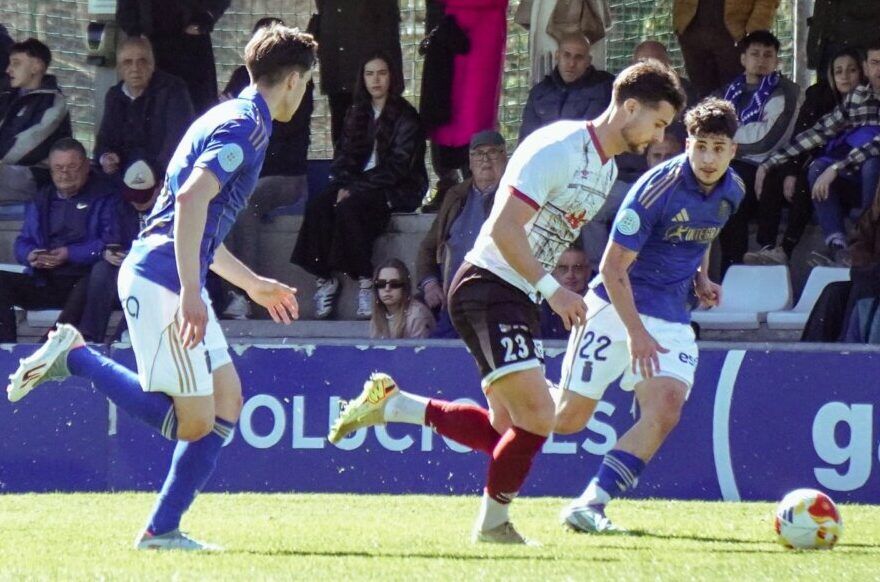 Jugadores de Salamanca UDS en partido contra Oviedo B