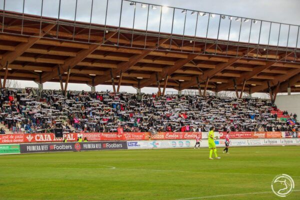 Aficionados del Unionistas de Salamanca en el estadio con bufandas