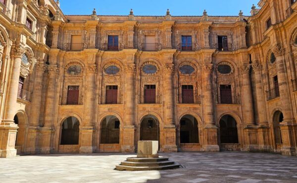 Vista del patio de una universidad con arquitectura histórica