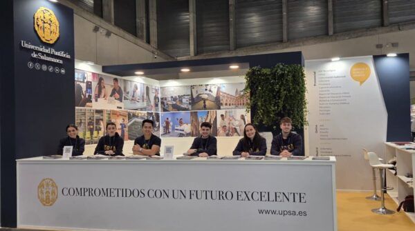 Stand de la Universidad Pontificia de Salamanca en la feria AULA 2026