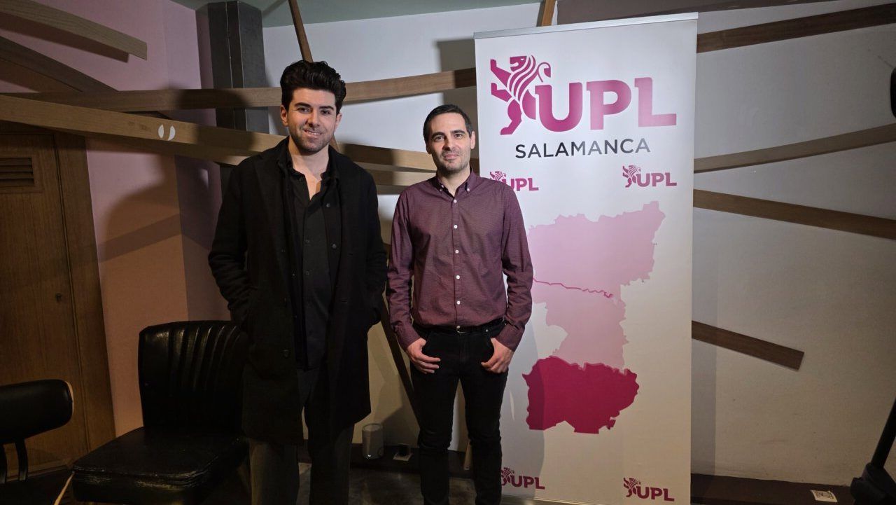 Carlos Javier Salgado y otro miembro de UPL en Salamanca