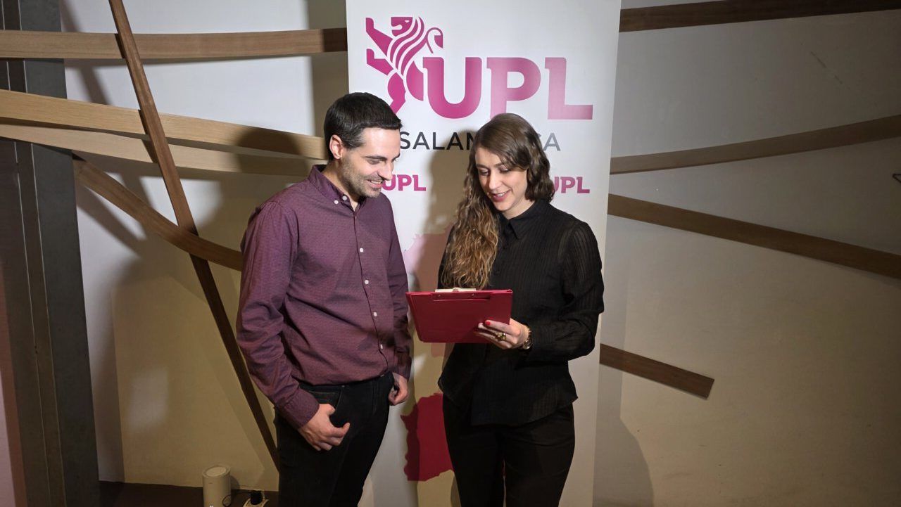 Carlos Javier Salgado y una mujer revisando una tablet durante la entrevista en Salamanca.