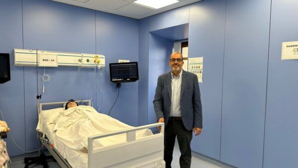 Javier Sánchez en un entorno sanitario con un maniquí en la cama