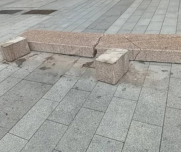 Banco de piedra roto en la calle de Béjar debido al vandalismo