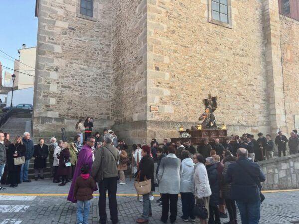 Procesión del Vía Crucis con la Virgen de los Dolores en Alba de Tormes