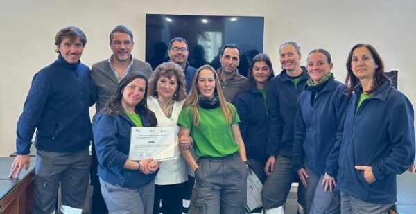Grupo de participantes en la clausura del programa de empleo en jardinería en Villamayor