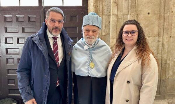 Francesco Tonucci en un acto de reconocimiento con dos personas.