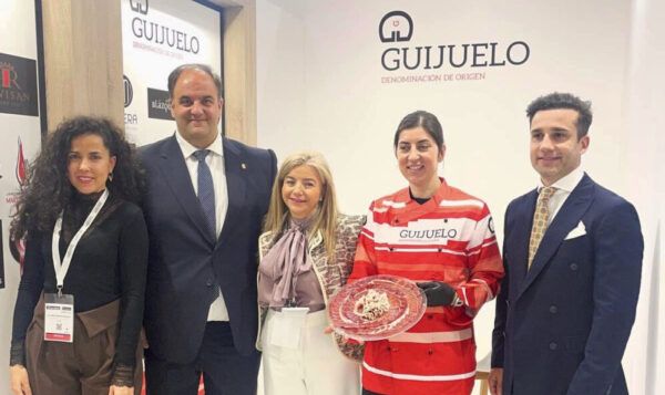 Grupo de personas en el evento Alimentaria en Guijuelo