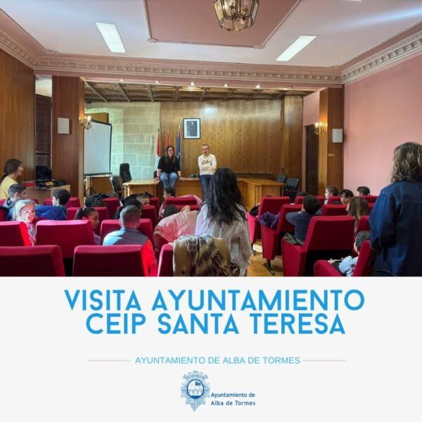 Estudiantes del CEIP Santa Teresa en el Ayuntamiento de Alba de Tormes