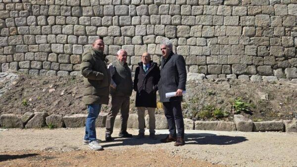 Visita del consejero de Cultura a la muralla de Ledesma