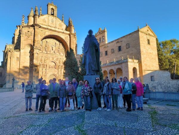 Grupo de personas en visita guiada frente a un monumento en Salamanca