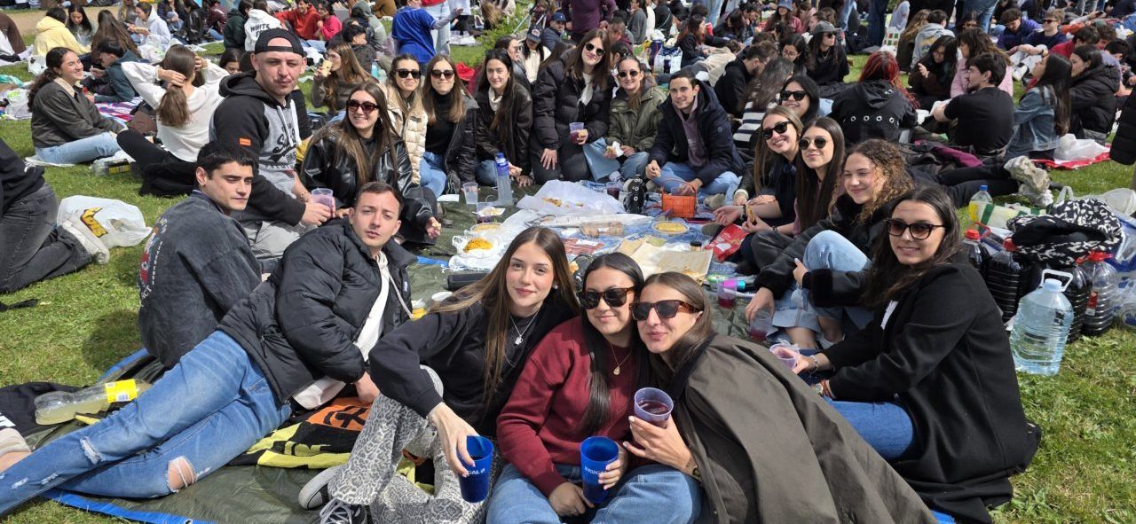 Grupo de jóvenes disfrutando del Lunes de Aguas en Salamanca