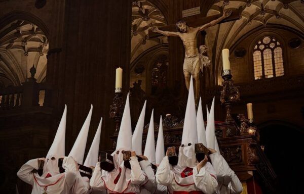 Cofrades con capirotes en la procesión del Jueves Santo en Salamanca