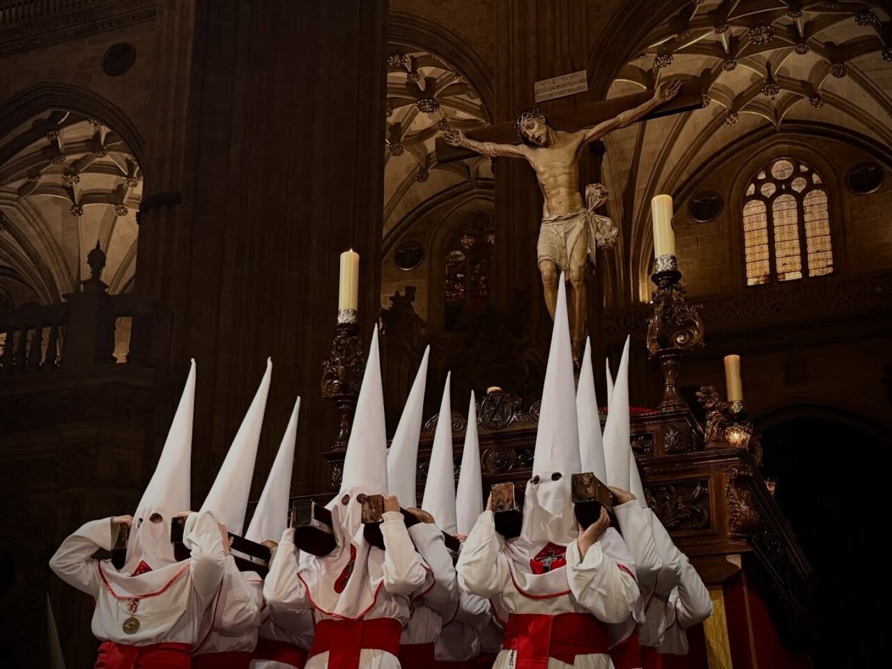 Cofrades con capirotes en la procesión del Jueves Santo en Salamanca