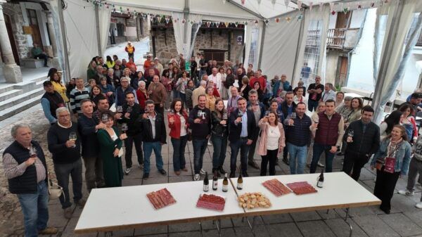 Asistentes levantando copas en la V Feria de Enoturismo en San Esteban de la Sierra