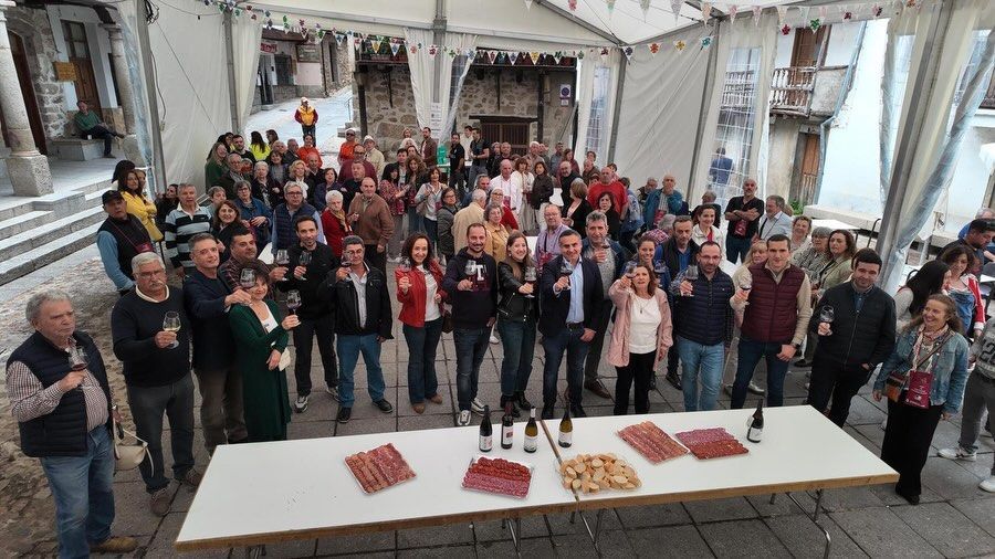 Asistentes levantando copas en la V Feria de Enoturismo en San Esteban de la Sierra