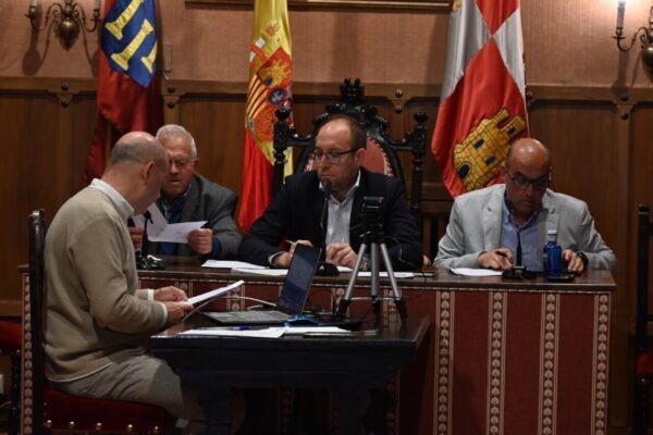 Reunión del pleno del Ayuntamiento de Ciudad Rodrigo con varios concejales