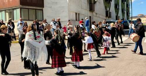 Celebración en el Barrio de San José con música y baile tradicional
