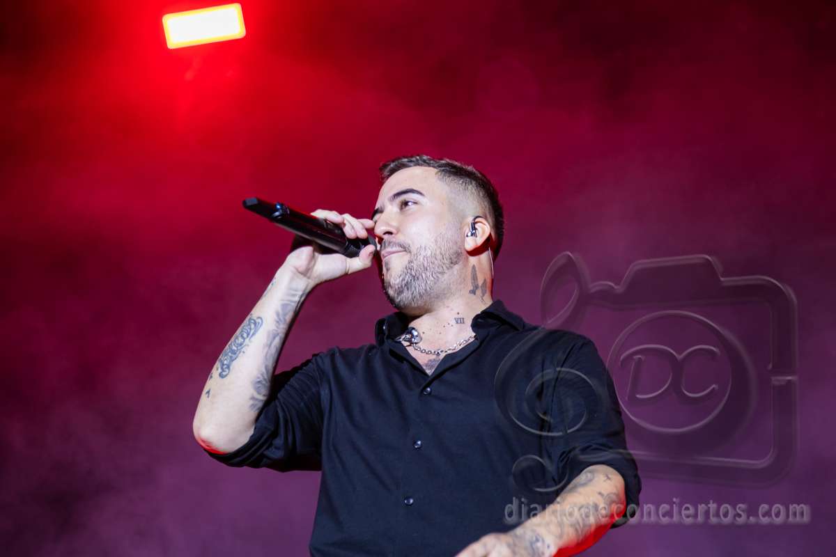 Beret cantando en un concierto en Salamanca con luces de fondo
