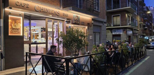 Terraza del Café Bar Chinitas con clientes disfrutando de tapas
