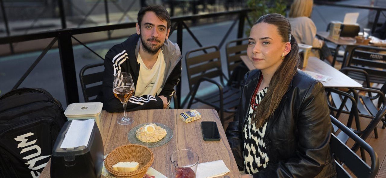 Pareja disfrutando de tapas y bebidas en la terraza del Café Bar Chinitas