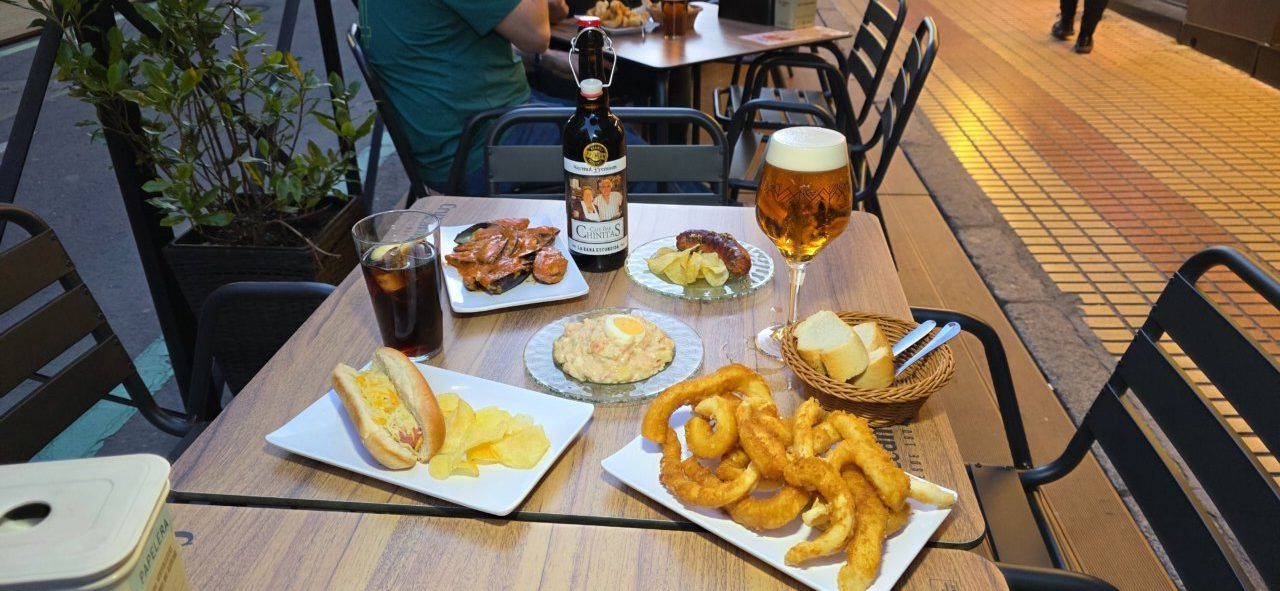 Mesa con tapas y bebidas en el Café Bar Chinitas