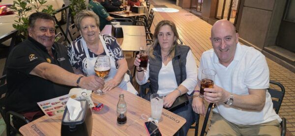 Grupo de amigos disfrutando en la terraza del Café Bar Chinitas