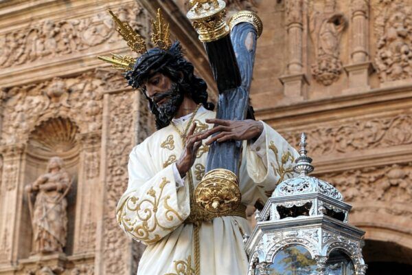 Imagen de la Hermandad Dominicana durante la Semana Santa con una cruz vacía.