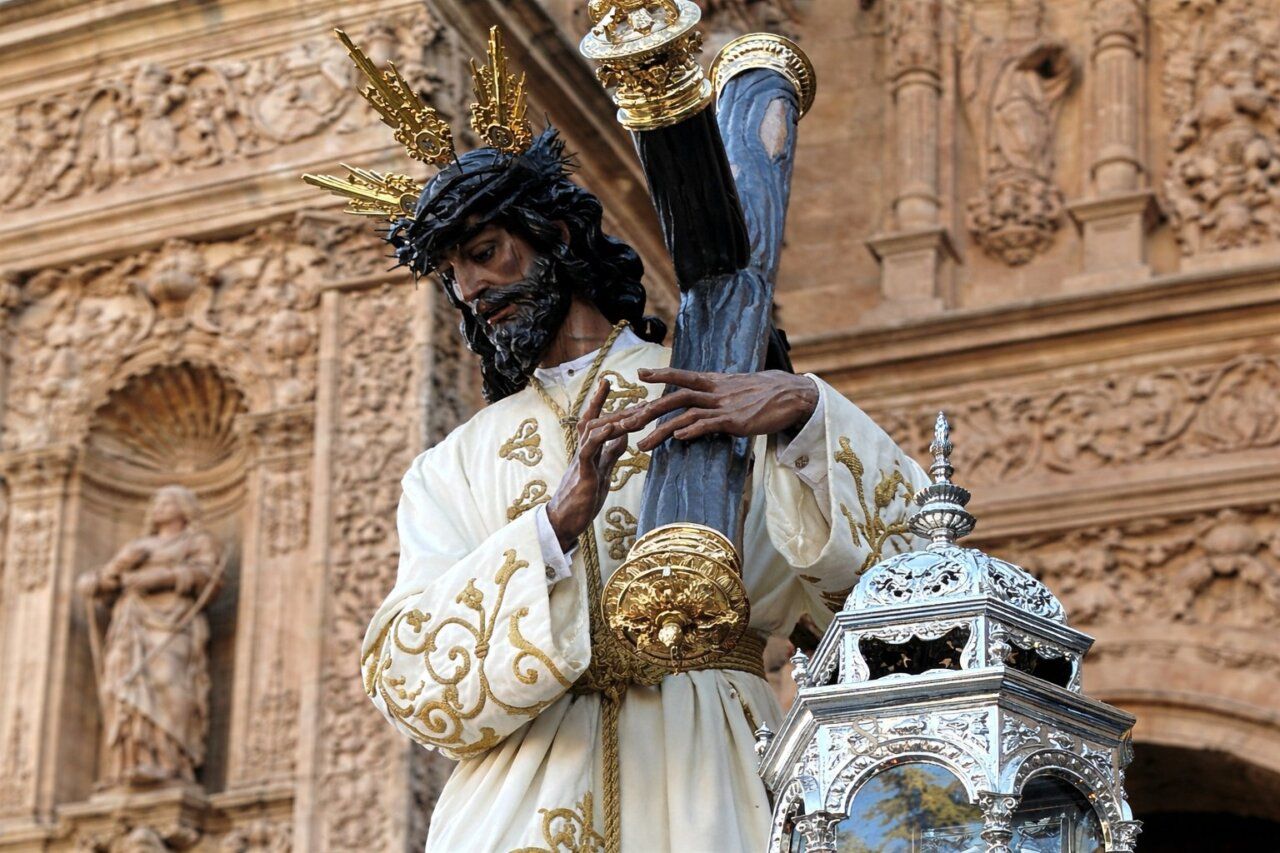 Imagen de la Hermandad Dominicana durante la Semana Santa con una cruz vacía.